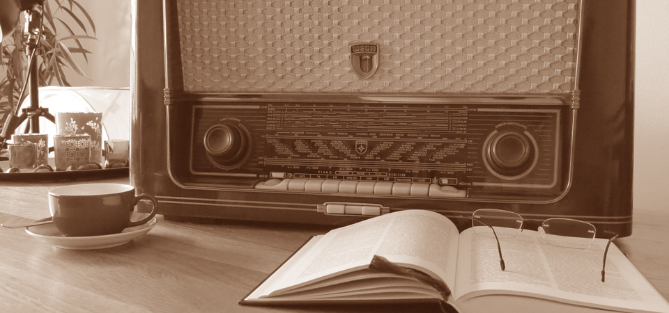 古いラジオと聖書のイメージ画像