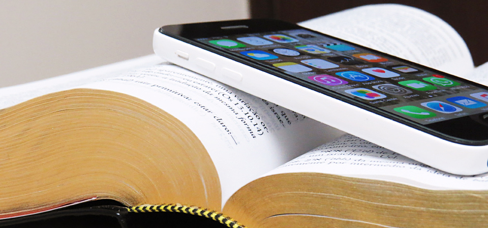 聖書とスマートフォンのイメージ写真